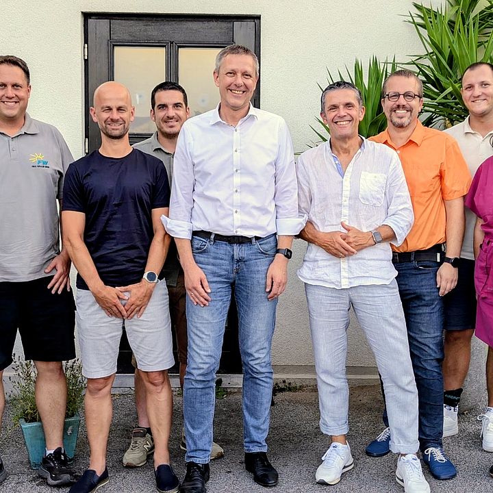 Acht Personen stehen nebeneinander und blicken in die Kamera. Es handelt sich um die neu gewählte Vorstandschaft der FREIE WÄHLER Coburg Land, bestehend aus Andre Dehler, Tom Schultheiß, Maximilian Neeb, Marco Steiner, Oliver Göckel, Adrian Kirchner, Nicola Schoppel und Tanja Zapf.