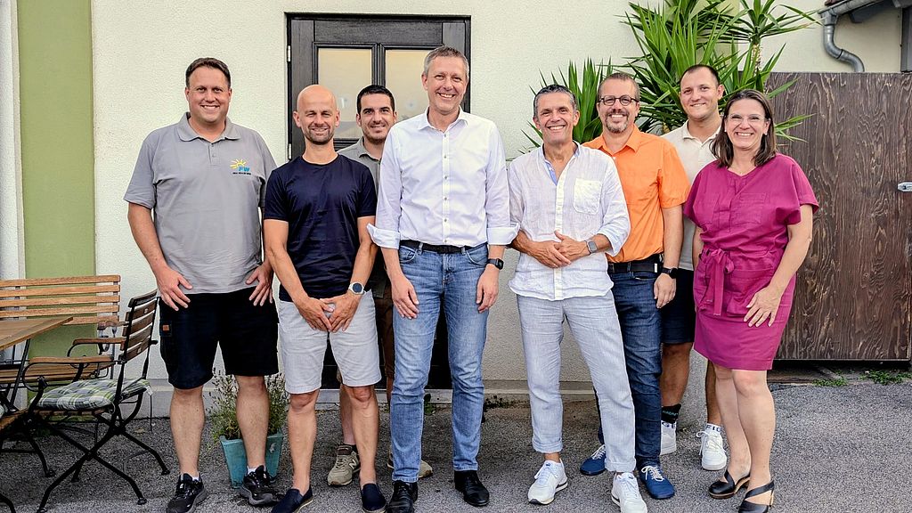 Acht Personen stehen nebeneinander und blicken in die Kamera. Es handelt sich um die neu gewählte Vorstandschaft der FREIE WÄHLER Coburg Land, bestehend aus Andre Dehler, Tom Schultheiß, Maximilian Neeb, Marco Steiner, Oliver Göckel, Adrian Kirchner, Nicola Schoppel und Tanja Zapf.