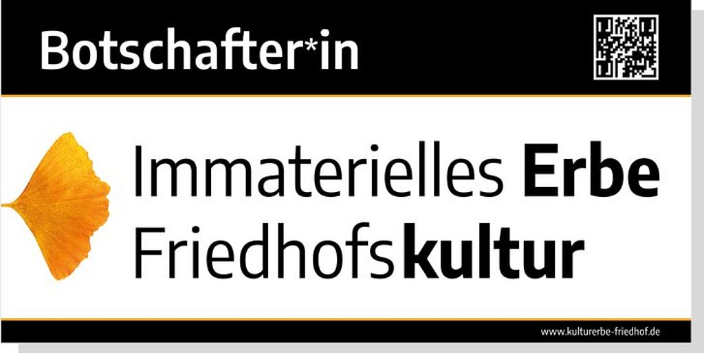 Adrian Kirchner ist Botschafter des Immateriellen Kulturerbes Friedhofskultur. DAs Bild zeigt das Logo und eine QR-Code mit dem Ziel www.kulturerbe-friedhof.de